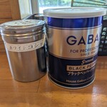 かまや食堂 - 卓上調味料はコショウ2種