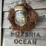 ピッツェリア・オーシャン - 入口横の看板！？