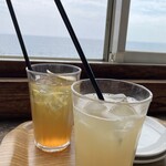 ピッツェリア・オーシャン - オーシャンコーラ(奥)とクラフトジンジャーエール