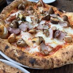 ピッツェリア・オーシャン - ワイルドにカットされたベーコンとしいたけは食べ応えありました♪