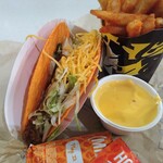 Taco Bell - ドリトスローカルタコス$3.09、ナチョフライ$3.69