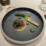 AZUR et MASA UEKI - 緑の玉はイカを揚げたもの