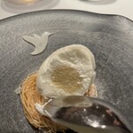 AZUR et MASA UEKI - 中身は卵の様になっています。