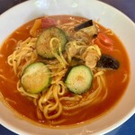 Minerva Sabou - ナスとズッキーニのトマトヨーグルトソース