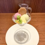 フタツボシ - ◯アイスの3種盛り（ラズベリー・ピスタチオ・バニラ）