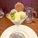 フタツボシ - ◯アイスの3種盛り（ラズベリー・ピスタチオ・バニラ）