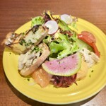 303343763 - ・ベーコンとほうれん草のキッシュ（追加）
                        ・エリンギのカナッペ
                        ・サーモンのマリネ日向夏ソース
                        ・紫キャベツのマリネ
                        ・ハリサソースのポテトサラダ
                        ・蒸し鶏のスイートチリソースマリネ
                        ・自家製ピクルス