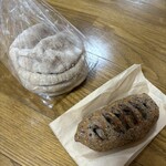 カフェ ストウブ - 今回購入したパン　取り置きしてもらったピタパン5個(100円/1個)とゴマとくるみのソーセージパン(290円)