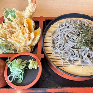 手打ちそばおんたけ - 料理写真:ボリューミーな天ぷら蕎麦