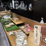 たねや - 商品が並ぶ