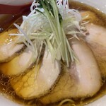 中華そば Ryo - トッピングは、ネギとカイワレとチャーシューとシンプル。(写真はチャーシュートッピング豚2枚＋鶏２枚)。チャーシューは豚と鶏の2種類。どちらも美味しいですが、個人的には豚の方が好み。