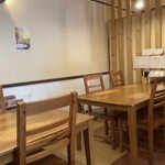 中華そば Ryo - テーブル席。