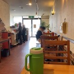 中華そば Ryo - 店内はシンプルながら明るく、清潔感があり、落ち着ける空間になっています。