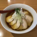 中華そば Ryo - シン鶏そばにチャーシュートッピング。鶏の旨味が溶け込んだあっさり醬油のスープと、細麺の相性が抜群のラーメンです。