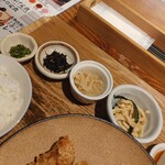隈本総合飲食店 MAO - うす揚げのたいたん、切り干し大根、ひじき、香の物