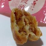 村岡屋 - りんごの果実が入った餡　パイ生地との食感も良かった