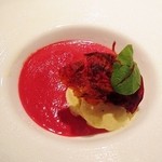 アミューズ　ビーツの冷製スープ、フォアグラアイス