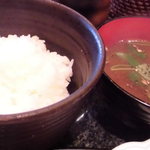とんかつ マンジェ - ご飯とタピオカ入りの赤出汁