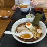 屋台風食堂24番 - 昔ながらの中華そば800円