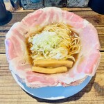 ラーメン大戦争 - 料理写真:8分程で着丼。席はバーのカウンターみたいな雰囲気。