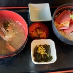 山六水産 - マグロ丼