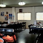 山六水産 - 店内