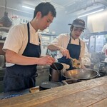 Ramen FeeL - 店主の右の方はアメリカ人スタッフです。ヨーロッパ人に見えますね。