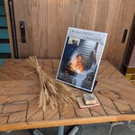 Ramen FeeL - 二階で待ちます。ここは屋根裏フィールです。