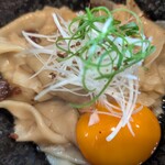 Ramen FeeL - 平たい太麺良いですね。