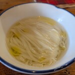 Ramen FeeL - 塩ラーメン、何時もと異なる味。シンプルで味が分かりやすいです。鶏油なしの素朴な味わい。