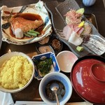 網元料理 徳造丸 - 金目鯛煮魚と刺身膳