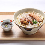 御殿山 - 沖縄そばの麺は木灰汁（モクアク）を使用して昔ながらの製法で造っている自家製麺です。