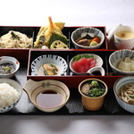 Udon yama - 沖縄そば（温）と沖縄風ざるそばが味わえます。