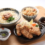 Udon yama - てびちを唐揚げにしてニンニク風味で仕上げた人気のてびち唐揚げそばセットです。