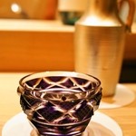 さえ喜 - 紫色の切子グラスにチェンジ