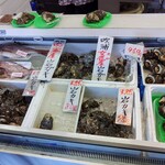 ヤマサ鮮魚本店 - 美味しそうな魚介類