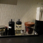 汁なし担担麺専門 キング軒 - 内観；卓上の調味料