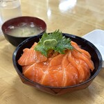 市場食堂 味処たけだ   - サーモン丼2000円