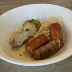 レストラン ヴァロリス - 三種のソーセージとザワークラウトオーブン焼き（手前）