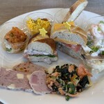 レストラン ヴァロリス - ドイツのパスタ「シュペッツレ」とスモークサーモン、ほうれん草のソテー（手前）