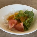 レストラン ヴァロリス - サラダ　新玉ねぎ　水耕栽培野菜