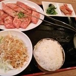 熙楽苑 - カルビ定食 1060円