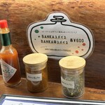 とまとらーめん専門店 蕃茄 - 卓上スパイス