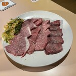 やきにくのチャンプ - 肉達　1    口に入れた溶けて無くなります！ゼロです！