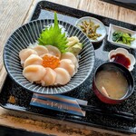 光る海 - 生ホタテ丼