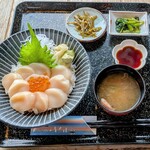 光る海 - 生ホタテ丼