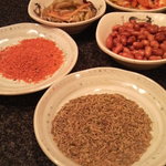 故郷羊肉串店 - 羊肉串の調味料と小菜