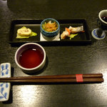 おばんざい くじら亭 - 宴会の先付けと山葡萄酒