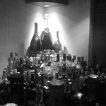 北野スキャンダル - カウンター内側のボトルタワー。モノクロが渋くて似合いますな