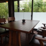 竹ばやし - ごっついテーブルと椅子に落ち着きがある